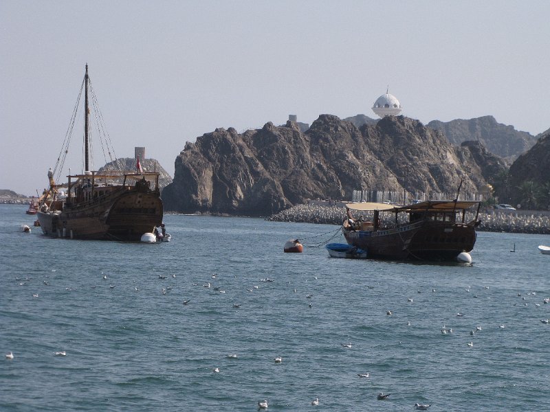 020211_muscat haven dhow.JPG - Dhows in de haven van Muscat. Net boven de bergen kun je de grote wierookbrander zien die bij de haveningang staat.